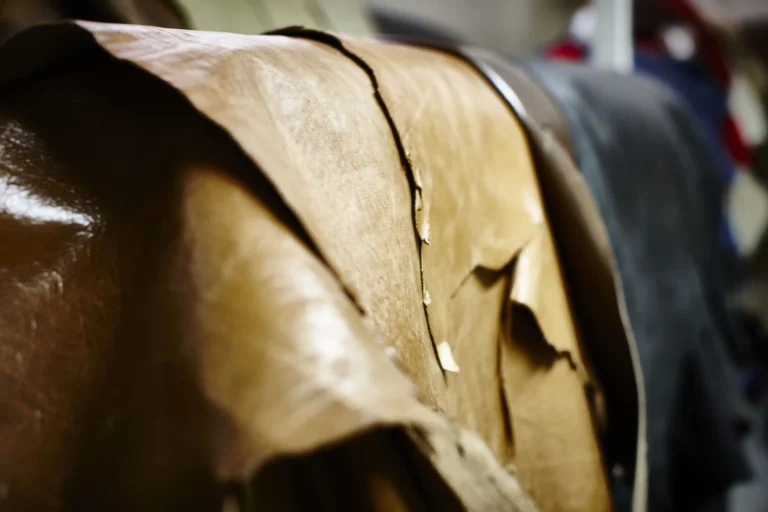 Fogli di pelle ammassati su un piano di lavoro