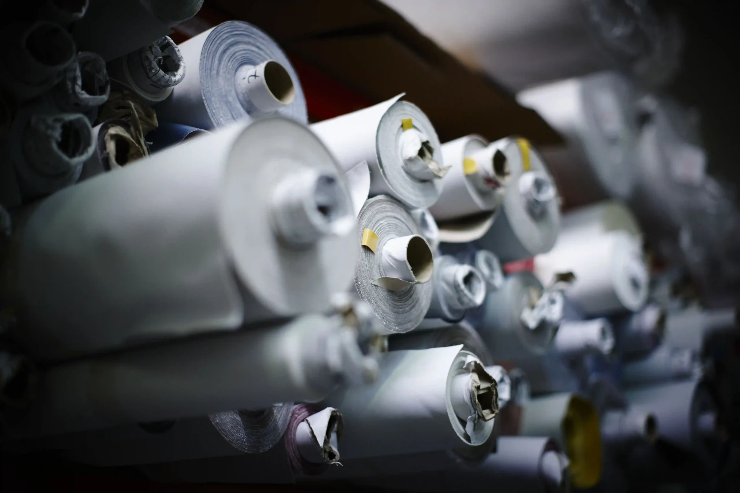 Rotoli di pelle naturale impilati in magazzino